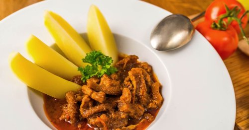 Pacalpörkölt, főtt burgonyával