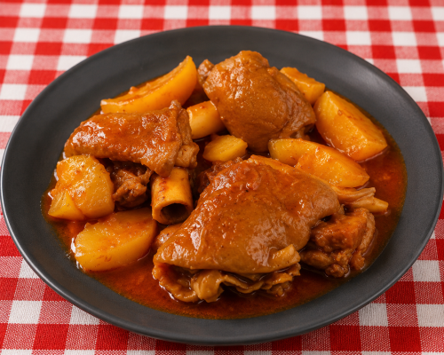 Körömpörkölt, főtt burgonyával
