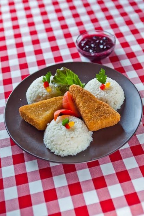 Rántott camembert, körettel és áfonyalekvárral