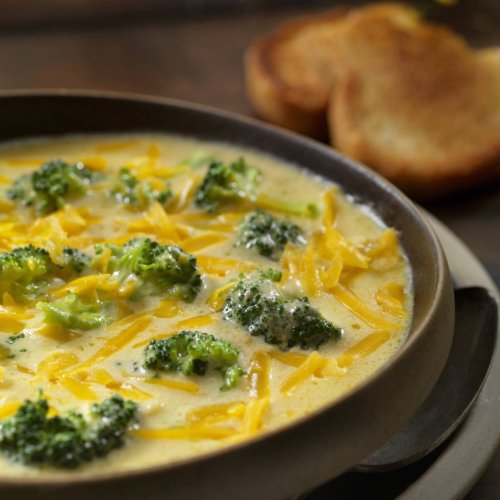 Cheddar sajtos brokkolikrémleves