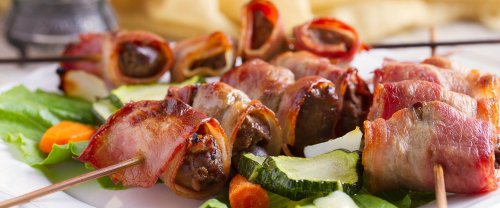 Baconbe tekert csirkemáj, körettel