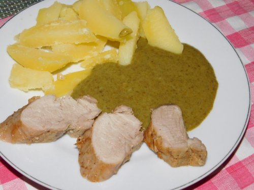 Főtt karaj, sóskamártással és főtt burgonyával