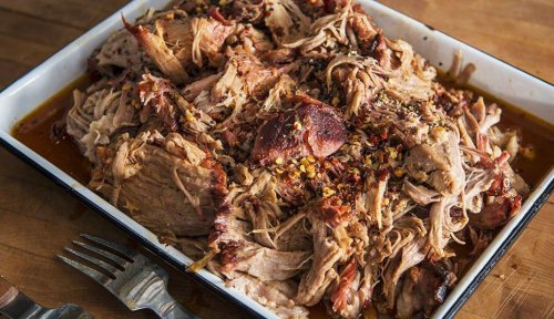 BBQ tépett tarja, cheddar sajtos burgonyompürével és majonézes kukoricasalátával