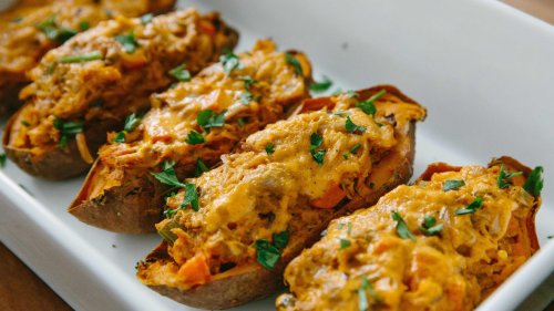 Sertésraguval töltött, cheddar sajtos édesburgonya
