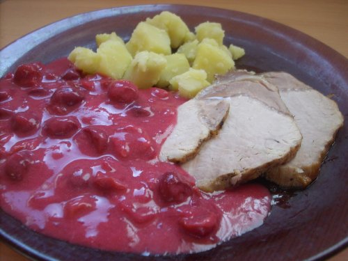 Meggyszószos főtt karaj, főtt burgonyával