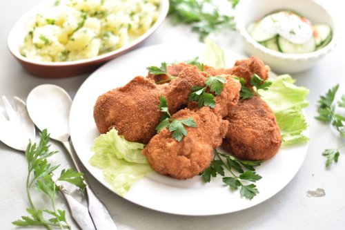 Rántott csirkecomb, körettel és coleslaw salátával